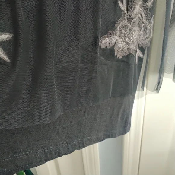 LOGO Lavish Embroidered Black Mesh Slub Knit Top XL - Picture 3 of 12